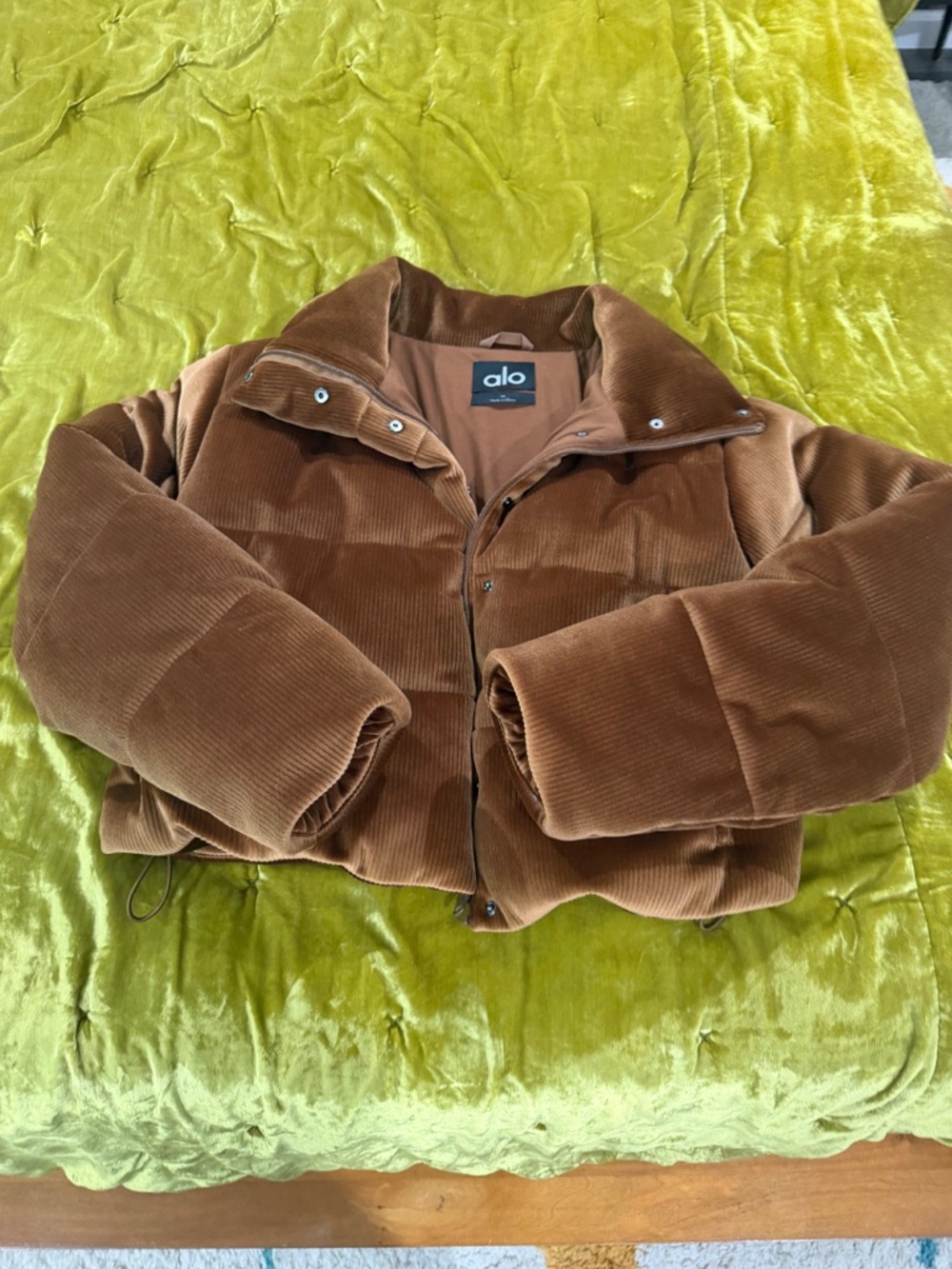 Alo Ribbed Velour Gold Rush Puffer Medium - Picture 2 of 5